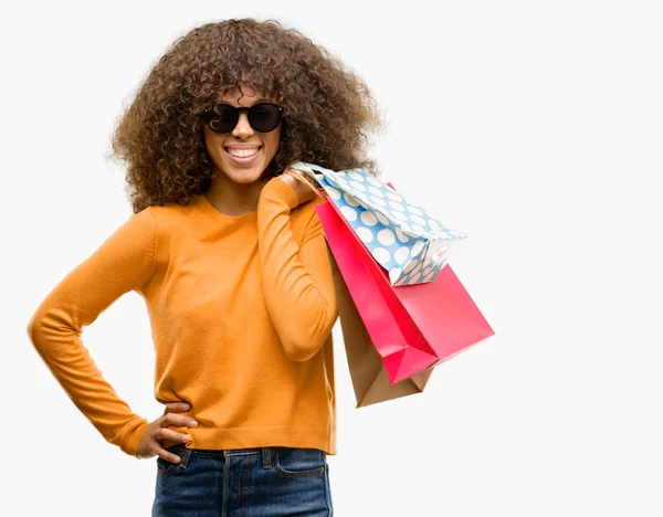 Africano Americano Mulher Segurando Sacos Compras Com Rosto Feliz Sorrindo — Fotografia de Stock