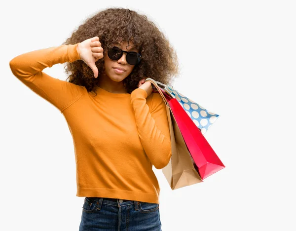 怒った顔 ダウン親指で嫌悪感を示すマイナス記号 拒絶反応の概念と買い物袋を保持しているアフリカ系アメリカ人の女性 — ストック写真
