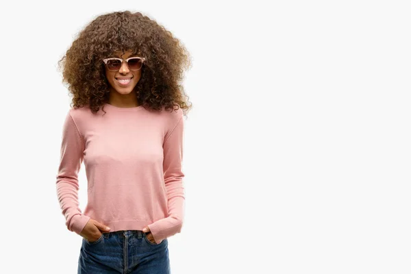 Mujer Afroamericana Con Gafas Sol Rosas Con Una Sonrisa Alegre — Foto de Stock