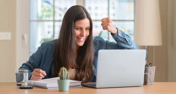 Joven Estudiante Estudiando Casa Molesto Frustrado Gritando Con Ira Loco —  Fotos de Stock