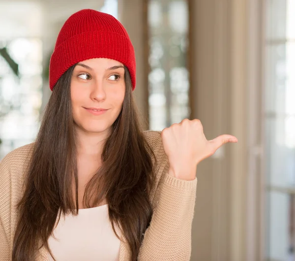 Wanita Cantik Muda Mengenakan Topi Merah Rumah Menunjuk Dengan Tangan — Stok Foto