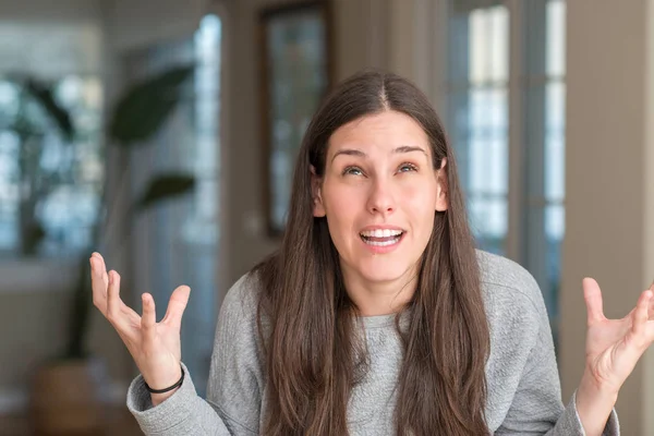 Junge Schöne Frau Hause Verrückt Und Verrückt Schreien Und Schreien — Stockfoto