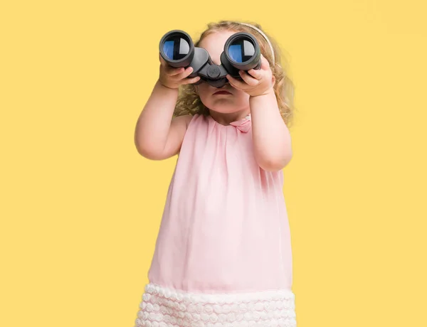 双眼鏡でみる素敵な金髪の幼児 — ストック写真