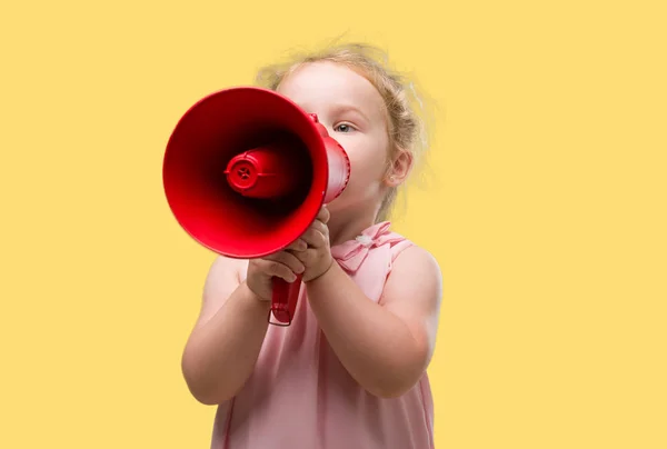 Bella Bionda Bambino Urlando Attraverso Megafono — Foto Stock