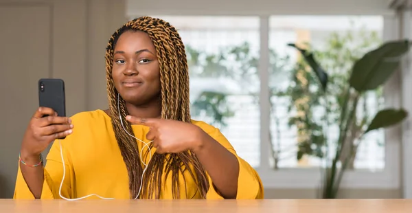Αφρικανική Αμερικανική Γυναίκα Χρήση Smartphone Ακουστικά Πολύ Χαρούμενος Δείχνοντας Χέρι — Φωτογραφία Αρχείου
