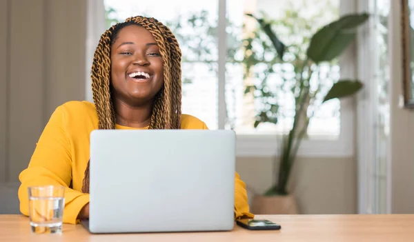 Mulher Afro Americana Com Laptop Com Rosto Feliz Sorrindo Com — Fotografia de Stock