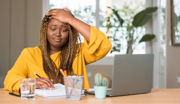 African American Vrouw Studeren Met Laptop Benadrukt Met Hand Het — Stockfoto