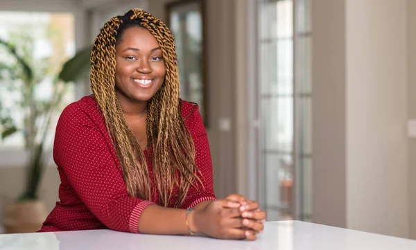 Mujer Afroamericana Sentada Casa Con Una Cara Feliz Pie Sonriendo —  Fotos de Stock