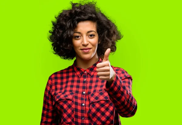 美丽的阿拉伯女人微笑着广泛显示竖起大拇指手势相机 表达的喜欢和批准 — 图库照片