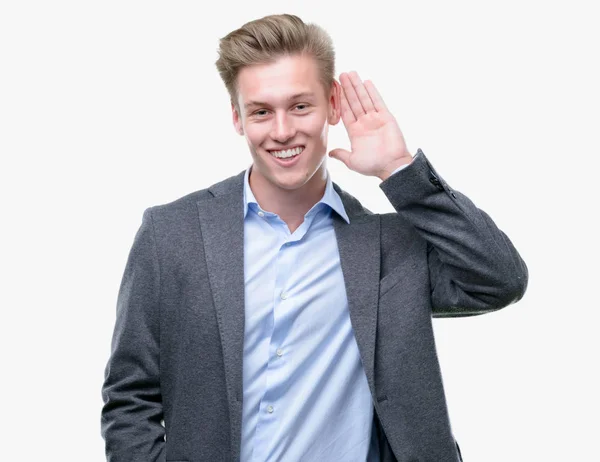 Ung Vacker Blond Verksamhet Man Ler Med Handen Över Örat — Stockfoto