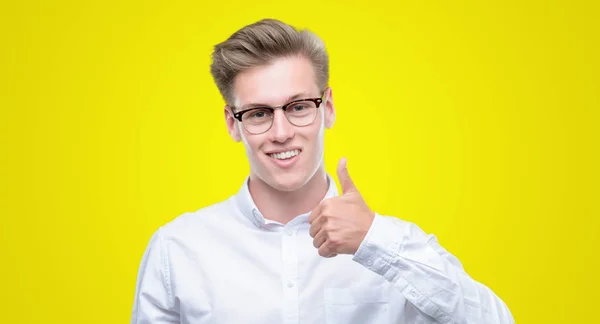 Hareketi Ile Mutlu Yaşasın Yapan Genç Yakışıklı Sarışın Erkek Kameraya — Stok fotoğraf