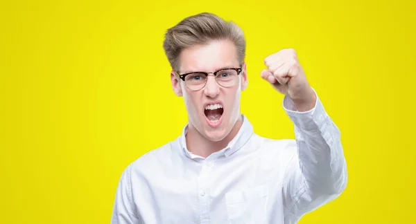 Giovane Uomo Biondo Bello Arrabbiato Pazzo Alzando Pugno Frustrato Furioso — Foto Stock