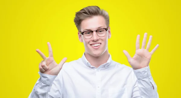 Gösterilen Parmakları Ile Işaret Genç Yakışıklı Sarışın Adam Kendinden Emin — Stok fotoğraf
