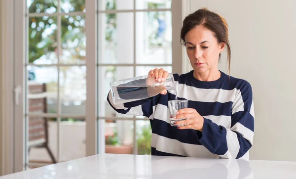 Middelste Leeftijd Vrouw Drinken Van Een Glas Water Met Een — Stockfoto