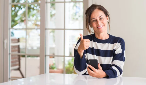 Donna Mezza Età Utilizzando Smartphone Felice Con Grande Sorriso Facendo — Foto Stock