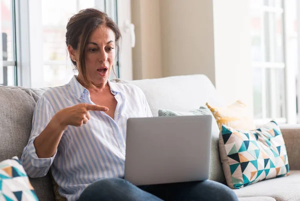 Középkorú Használ Laptop Kanapé Nagyon Boldog Rámutatva Kéz Ujj — Stock Fotó