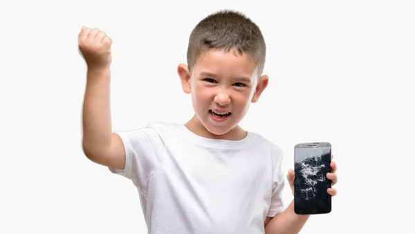 Dunkelhaariges Kleines Kind Mit Kaputtem Smartphone Genervt Und Frustriert Schreiend — Stockfoto