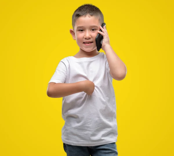 Criança Cabelos Escuros Usando Smartphone Com Rosto Surpresa Apontando Dedo — Fotografia de Stock