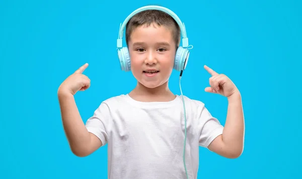 Σκούρα Μαλλιά Λίγο Παιδί Ακούγοντας Μουσική Ακουστικά Πολύ Χαρούμενος Δείχνοντας — Φωτογραφία Αρχείου
