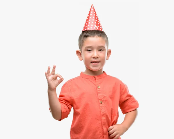 Σκούρα Μαλλιά Μικρό Παιδί Φορώντας Γενέθλια Καπάκι Κάνει Εντάξει Πινακίδα — Φωτογραφία Αρχείου