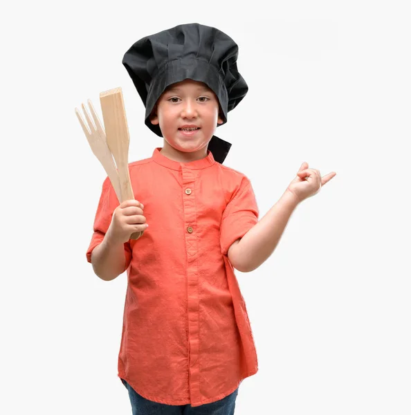 Темноволоса Маленька Дитина Уніформі Шеф Кухаря Дуже Щаслива Вказуючи Рукою — стокове фото
