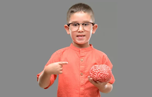 Criança Cabelos Escuros Com Óculos Segurando Cérebro Muito Feliz Apontando — Fotografia de Stock