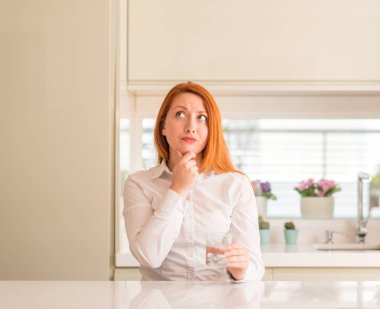 Susuz Kızıl saçlı kadın ve su ciddi soru, çok karışık fikir hakkında düşünme yüz