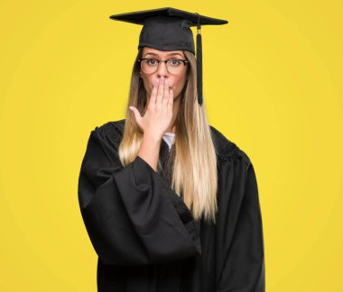 Hata, korku, sessizlik içinde gizli kavramı korkmuş ifade için utanç ile gözlük ve Mezuniyet cübbesi kapak ağız el ile giyen güzel genç kadın şok