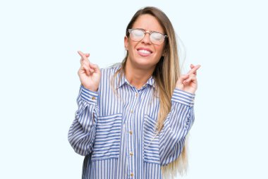 Şık gömlek ve gözlük geçiş parmakları umut ve gözleri kapalı ile gülümseyen güzel ve genç birbayan. Şans ve batıl kavramı.