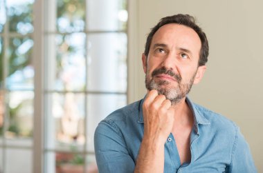 Yakışıklı orta yaş erkek ciddi bir yüz düşünme hakkında soru, çok karışık bir fikir