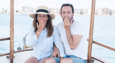 Orta yaş çift Yelkenli kapak ağız el hata için utanç ile şok ile seyahat eden, korku, ifade korkuyor sessizlik içinde gizli kavramı