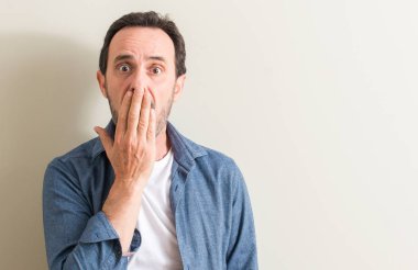 Komuta sizde kapak ağız el için hata, ifade korku, utanç ile şok ile sessizlik içinde gizli kavramı korkuttu