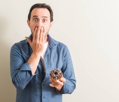 Komuta sizde çikolatalı çörek kapak ağız için hata, ifade korku, utanç ile şok el ile yemek sessizlik içinde gizli kavramı korkuttu