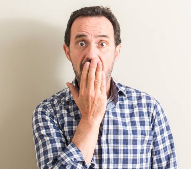 Komuta sizde kapak ağız el için hata, ifade korku, utanç ile şok ile sessizlik içinde gizli kavramı korkuttu