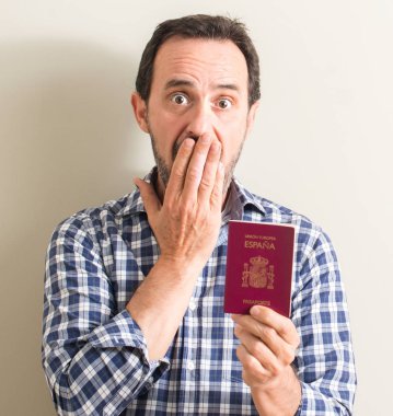 İspanyol pasaportu kapak ağız el için hata, ifade korku, utanç ile şok ile tutarak komuta sizde sessizlik içinde gizli kavramı korkuttu