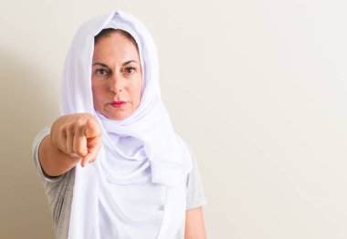 Kamera ve size, el işareti, pozitif ve kendinden emin bir jest ön parmak ile işaret beyaz hijab giyen orta yaş Arap kadın