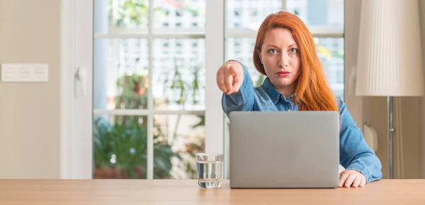 Mujer Pelirroja Usando Computadora Portátil Casa Señalando Con Dedo Cámara — Foto de Stock