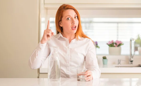 Thirsty Redhead Woman Glass Water Surprised Idea Question Pointing Finger — Stock Photo, Image