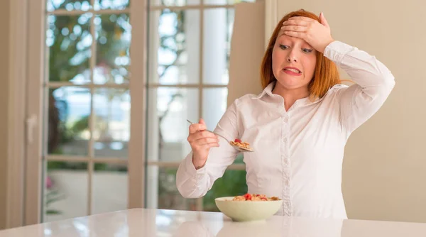 Mulher Ruiva Comendo Cereais Com Framboesas Casa Estressada Com Mão — Fotografia de Stock