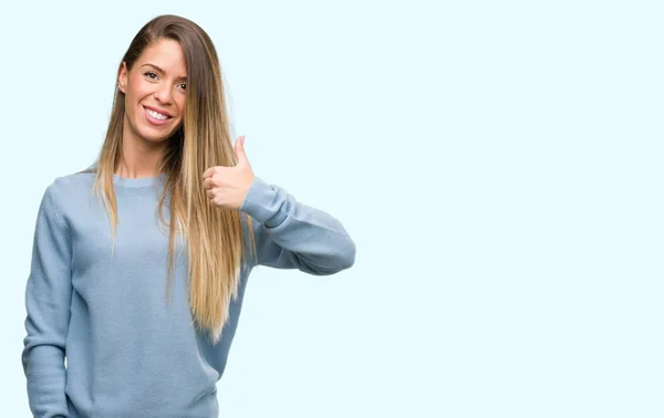 Mooie Jonge Vrouw Dragen Trui Jeans Blij Met Grote Glimlach — Stockfoto