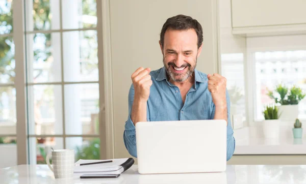 Middle Age Man Using Laptop Home Screaming Proud Celebrating Victory — Stock Photo, Image