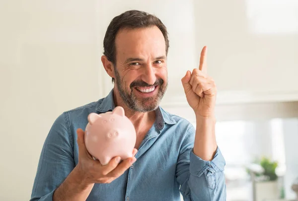 Homem Meia Idade Economizar Dinheiro Porquinho Banco Surpreso Com Uma — Fotografia de Stock