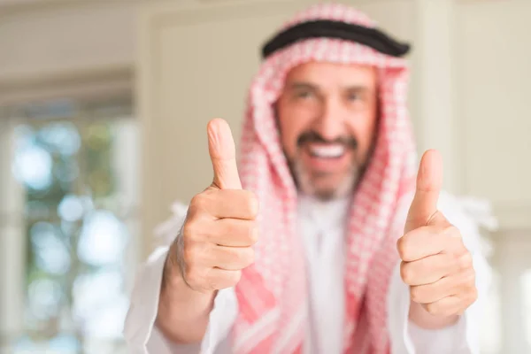 Аравійська Чоловік Середнього Віку Додому Щасливими Великий Усмішкою Роблячи Знак — стокове фото