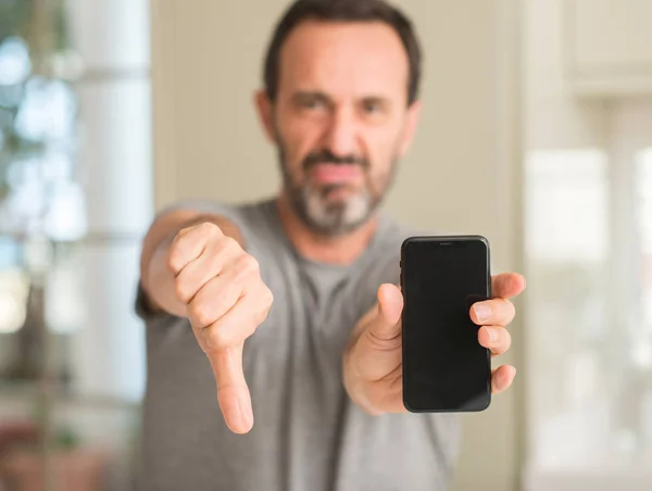 Μέση Ηλικία Άνθρωπος Χρησιμοποιώντας Smartphone Θυμωμένο Πρόσωπο Αρνητικό Πρόσημο Δείχνει — Φωτογραφία Αρχείου