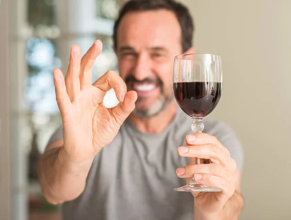 Mann Mittleren Alters Trinkt Ein Glas Wein Tut Zeichen Mit — Stockfoto