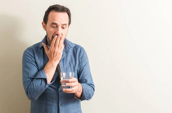 Hombre Mayor Bebiendo Agua Una Boca Cubierta Vidrio Con Mano — Foto de Stock