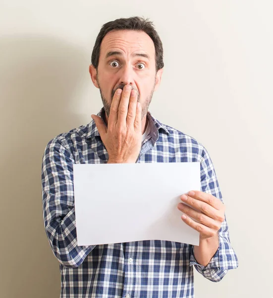 Homem Sênior Segurando Folha Papel Branco Cobrir Boca Com Mão — Fotografia de Stock