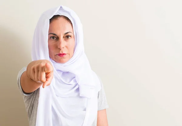 Arabische Vrouw Van Middelbare Leeftijd Dragen Witte Hijab Wijzen Met — Stockfoto