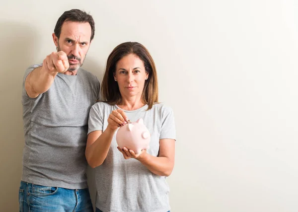 Medelålders Par Kvinna Och Man Hålla Spargris Pekar Med Fingret — Stockfoto