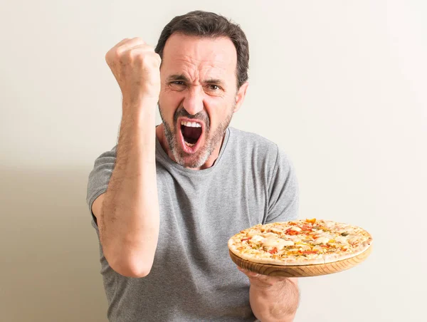 高级男子拿着比萨饼恼怒和沮丧的呼喊与愤怒 疯狂和叫喊与举手 愤怒的概念 — 图库照片